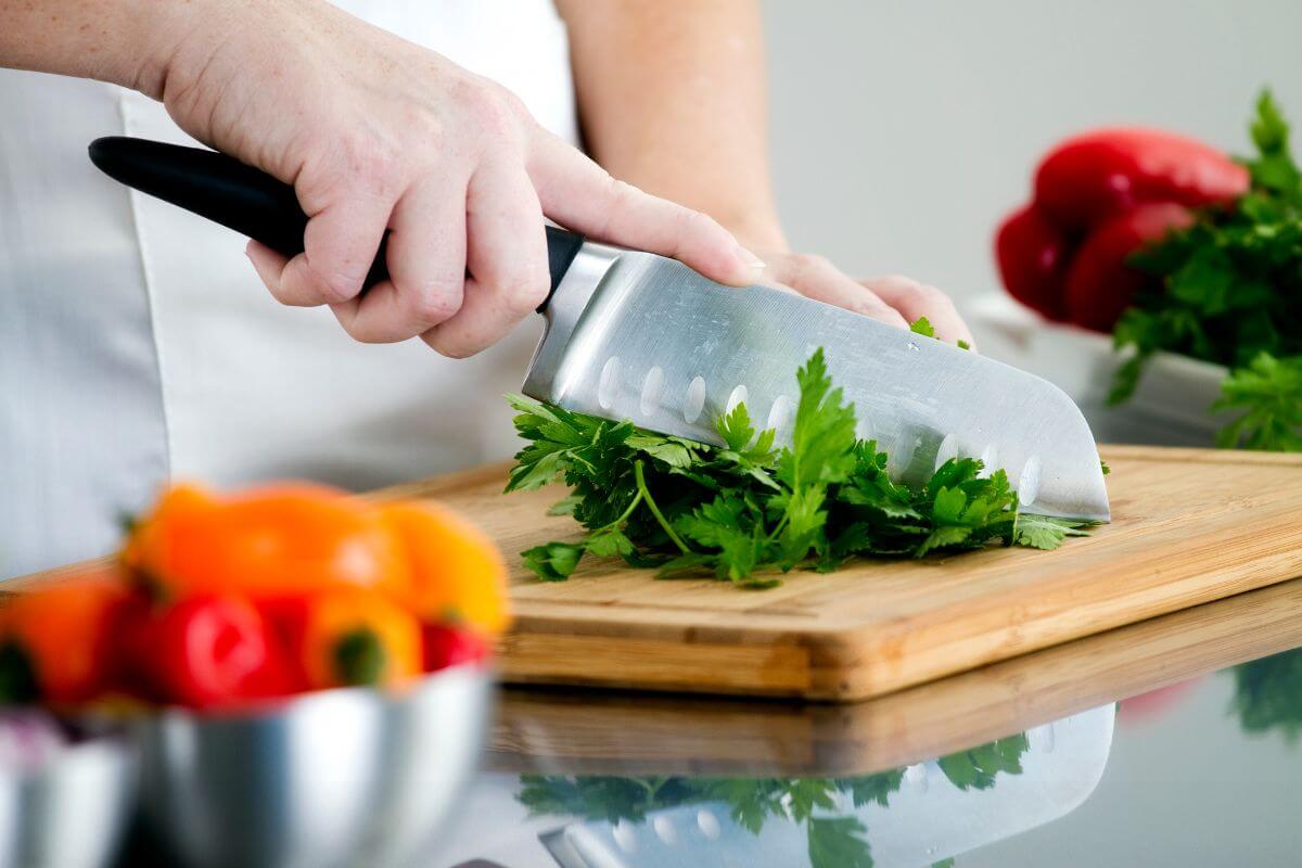 Ervas e Temperos Essenciais para Cultivar em Hortas Verticais na Cozinha